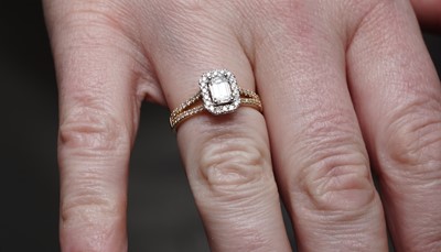 Lot 734 - A diamond cluster ring