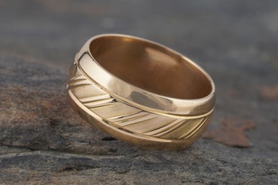 Lot 225 - An 18ct yellow gold wedding band