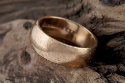 Lot 226 - A 1960s 9ct yellow gold wedding band