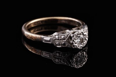 Lot 227 - A 20th Century diamond single stone ring