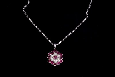 Lot 674 - An 18ct gold necklace and pendant