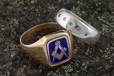 Lot 347 - Diamond wedding band; and a swivel signet ring