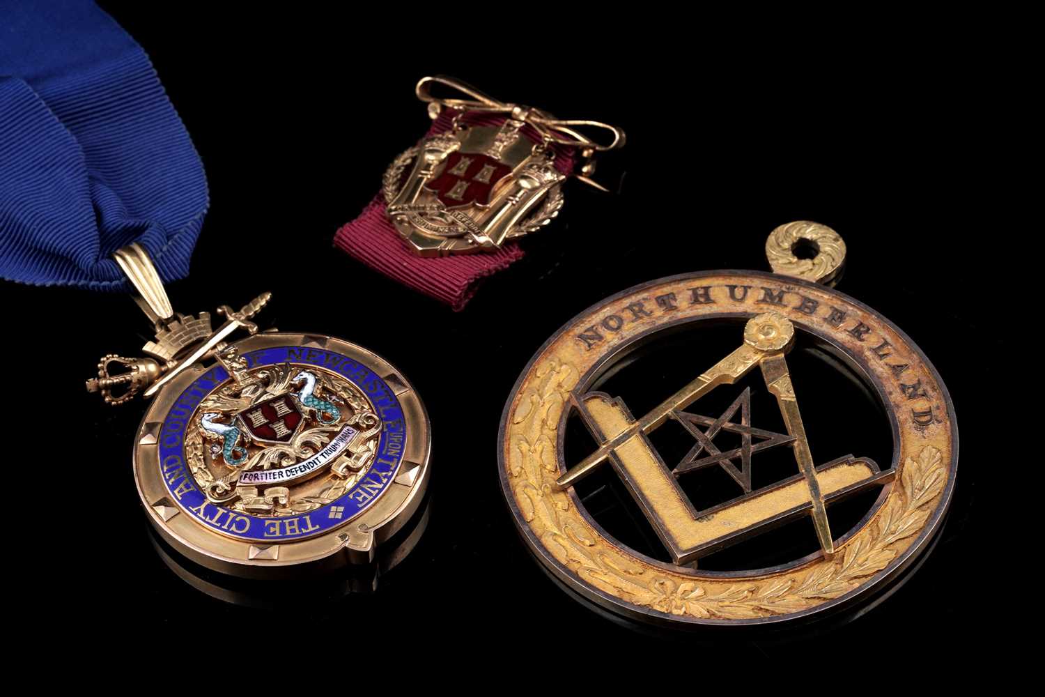 Lot 457 - The Lord and Lady Mayor of Newcastle 9ct gold evening jewels