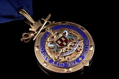 Lot 457 - The Lord and Lady Mayor of Newcastle 9ct gold evening jewels