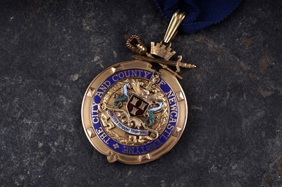Lot 457 - The Lord and Lady Mayor of Newcastle 9ct gold evening jewels