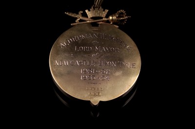 Lot 457 - The Lord and Lady Mayor of Newcastle 9ct gold evening jewels