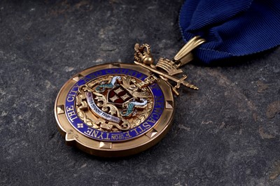 Lot 457 - The Lord and Lady Mayor of Newcastle 9ct gold evening jewels
