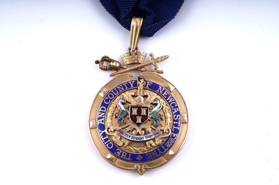 Lot 457 - The Lord and Lady Mayor of Newcastle 9ct gold evening jewels