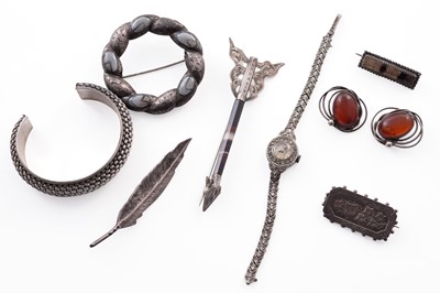 Lot 334 - A selection of silver and other jewellery