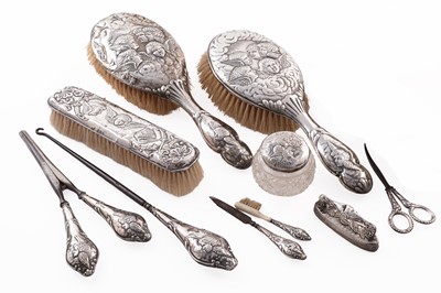 Lot 463 - A selection of silver mounted dressing table items