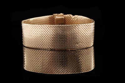 Lot 735 - An 18ct yellow gold cuff bracelet