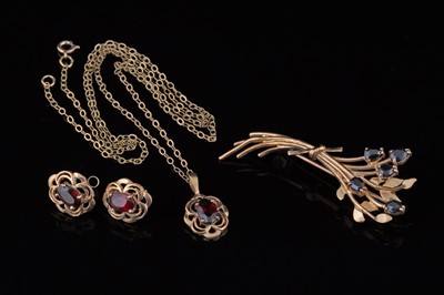 Lot 315 - A 20th Century sapphire bouquet pattern brooch; and a garnet necklace and earring set