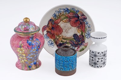 Lot 267 - A selection of ceramics