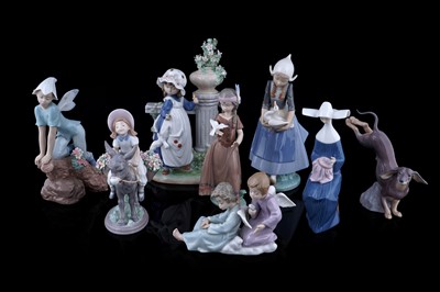 Lot 272 - A collection of boxed Lladro figures