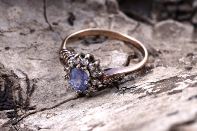 Lot 29 - A sapphire and diamond flowerhead pattern ring