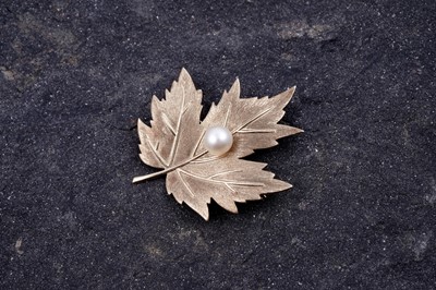 Lot 30 - A Mikimoto 14ct gold cultured pearl and leaf pattern brooch