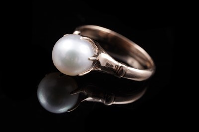 Lot 31 - A single stone cultured pearl ring