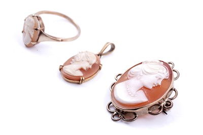 Lot 32 - Cameo jewellery set on 9ct gold