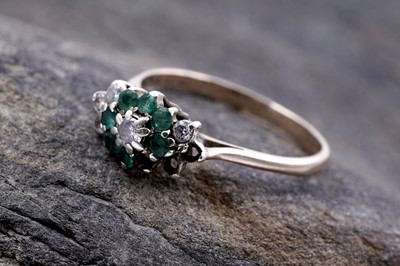 Lot 164 - An emerald and diamond flowerhead pattern ring