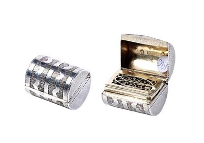 Lot 93 - A George III small silver vinaigrette