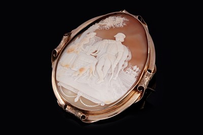Lot 661 - A Victorian carved shell cameo brooch