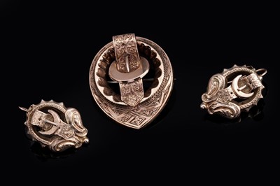 Lot 663 - A Victorian gold brooch and earrings