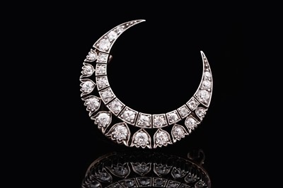 Lot 668 - A late Victorian crescent brooch