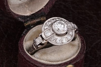 Lot 669 - An Art Deco style diamond ring