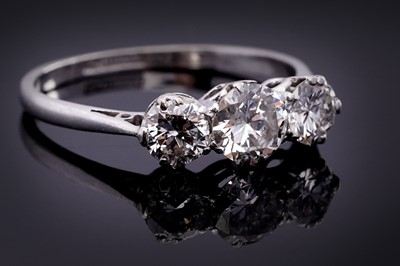 Lot 736 - A three-stone diamond ring