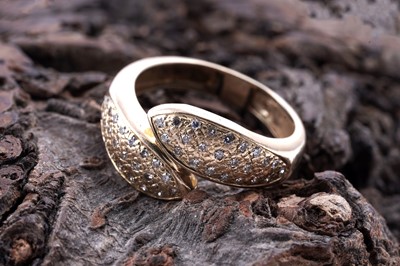 Lot 184 - A diamond serpentine pattern ring