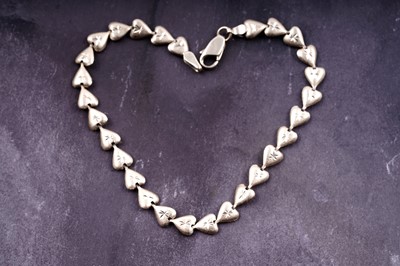Lot 185 - A love heart pattern 14ct gold bracelet