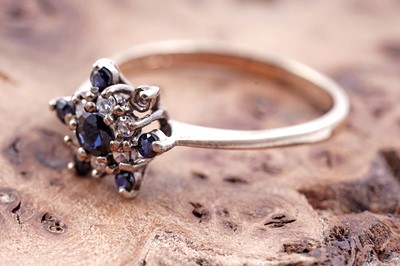 Lot 186 - A sapphire and diamond starburst ring
