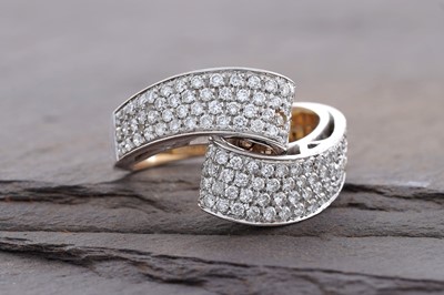 Lot 497 - A diamond dress ring