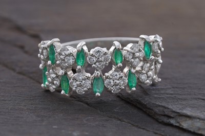 Lot 743 - An emerald and diamond ring