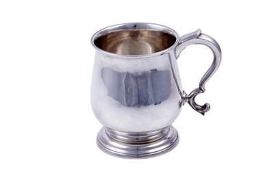 Lot 367 - A George II small Scottish silver mug