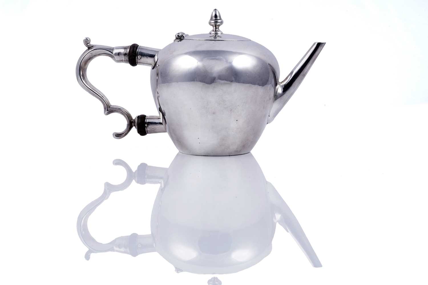 Lot 390 - A rare George I Scottish silver teapot shaped like an apple