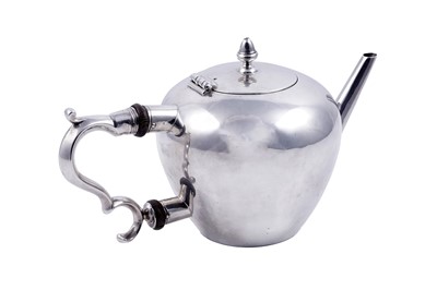Lot 390 - A rare George I Scottish silver teapot shaped like an apple