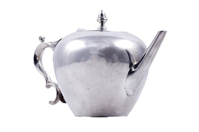 Lot 390 - A rare George I Scottish silver teapot shaped like an apple