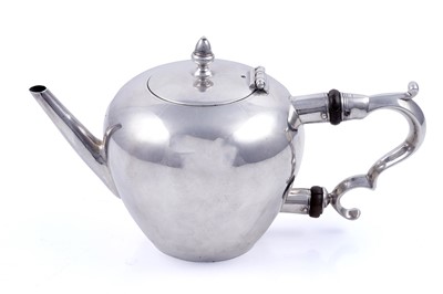 Lot 390 - A rare George I Scottish silver teapot shaped like an apple