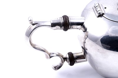 Lot 390 - A rare George I Scottish silver teapot shaped like an apple