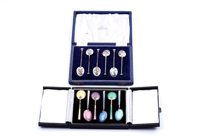 Lot 253 - Two cased sets of silver coffee spoons