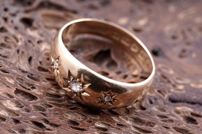 Lot 94 - An Edwardian three stone diamond star pattern ring, on 18ct gold