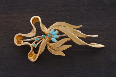 Lot 676 - An 18ct yellow gold and turquoise brooch