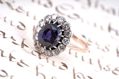 Lot 478 - A sapphire and diamond cluster ring