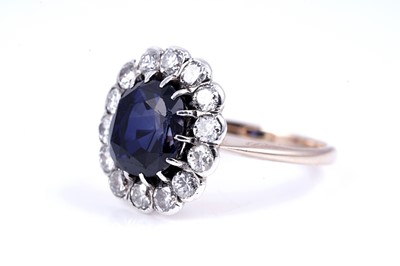 Lot 478 - A sapphire and diamond cluster ring