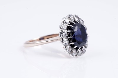Lot 478 - A sapphire and diamond cluster ring