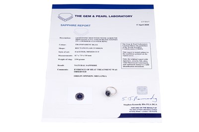 Lot 478 - A sapphire and diamond cluster ring