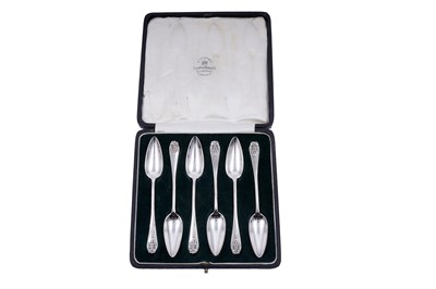Lot 310 - A George V cased set of six silver grapefruit spoons