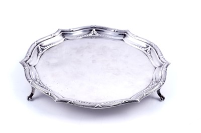 Lot 302 - An Edwardian silver ribbon and reed pattern waiter