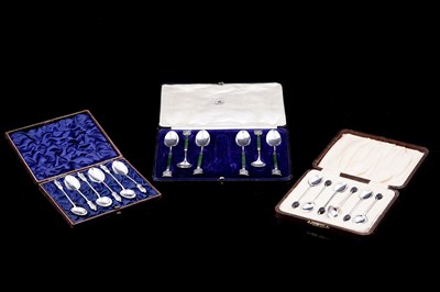 Lot 252 - Victorian and later silver spoons, including a 1920s set of coffee spoons with jade handles